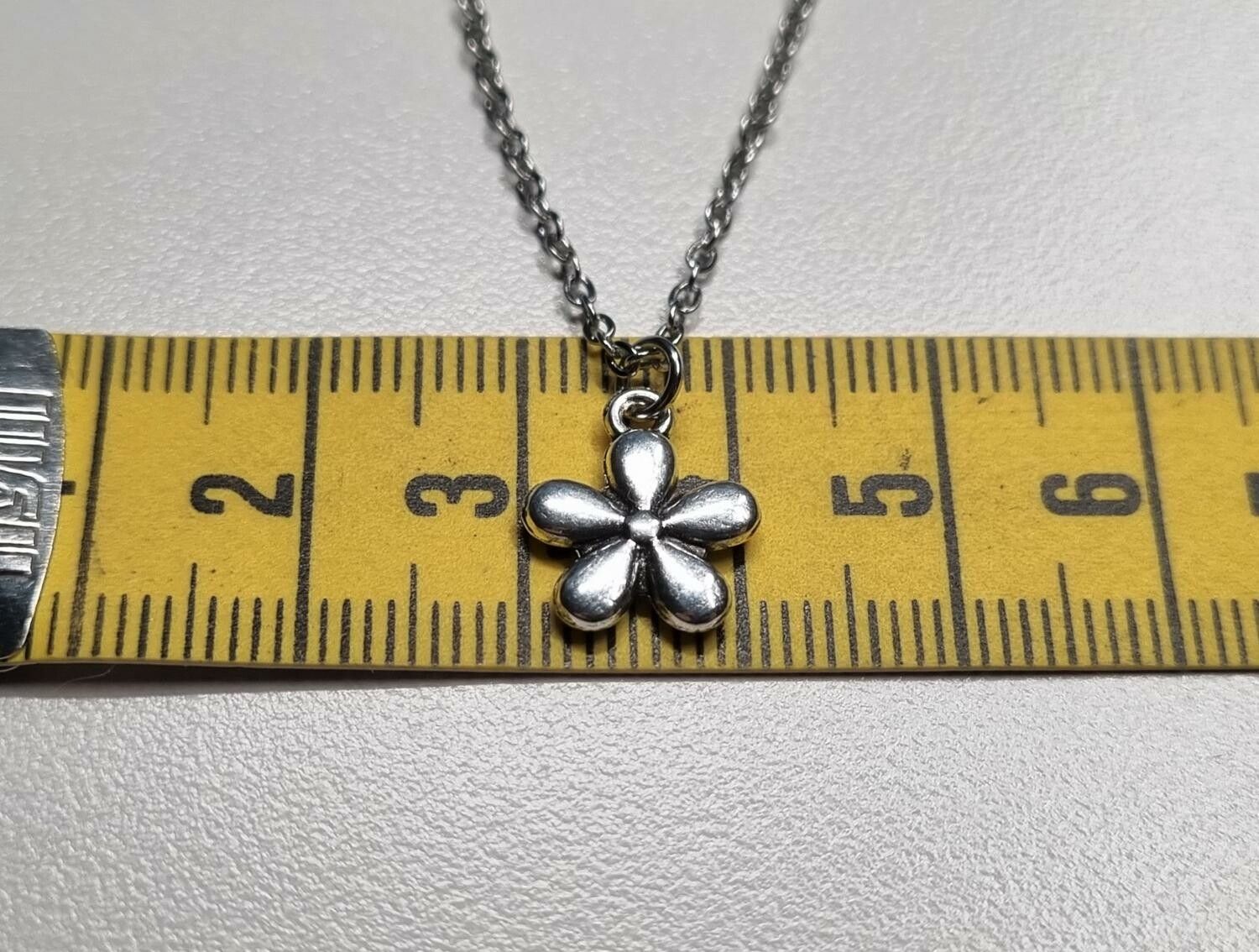 Halsband med en liten blomma / charm
