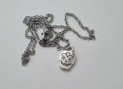 Halsband med en dödskalle, dödskalleberlock / charm
