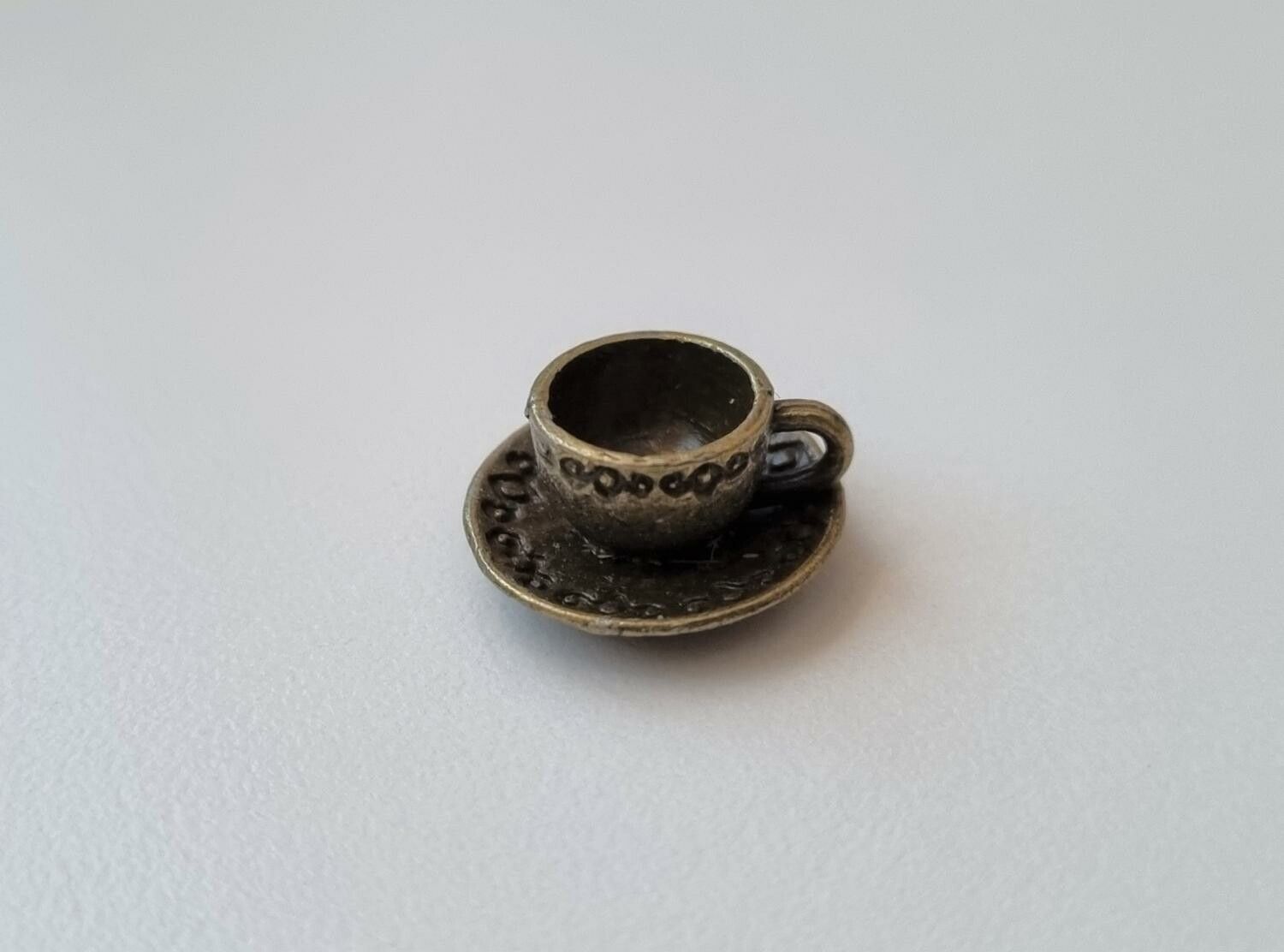 1 st bronsfärgat tefat med kopp. Miniatyr för dockhus / tittskåp