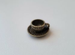 1 st bronsfärgat tefat med kopp. Miniatyr för dockhus / tittskåp
