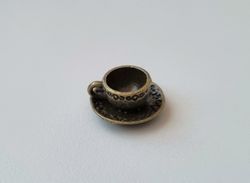1 st bronsfärgat tefat med kopp. Miniatyr för dockhus / tittskåp