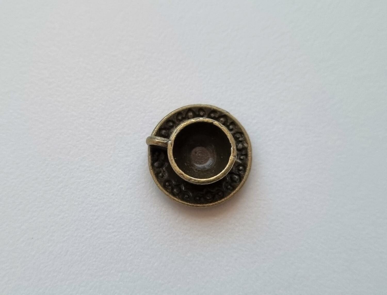 1 st bronsfärgat tefat med kopp. Miniatyr för dockhus / tittskåp