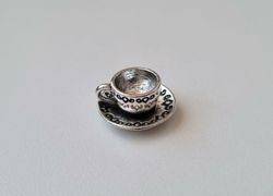1 st antiksilverfärgat tefat med kopp. Miniatyr för dockhus / tittskåp