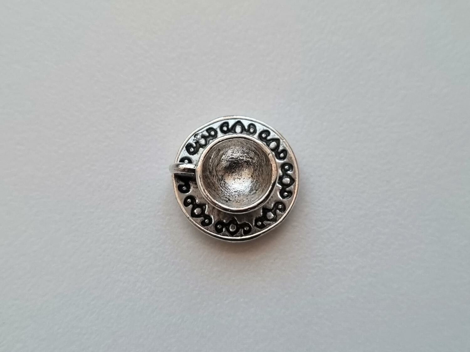 1 st antiksilverfärgat tefat med kopp. Miniatyr för dockhus / tittskåp
