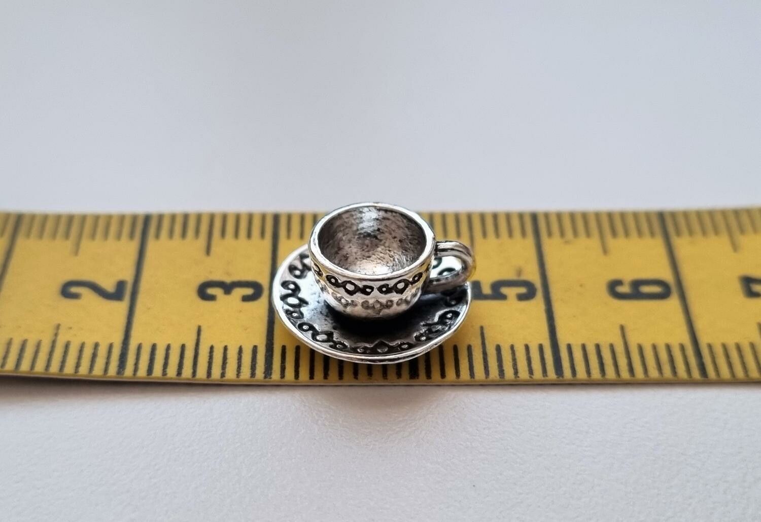 1 st antiksilverfärgat tefat med kopp. Miniatyr för dockhus / tittskåp