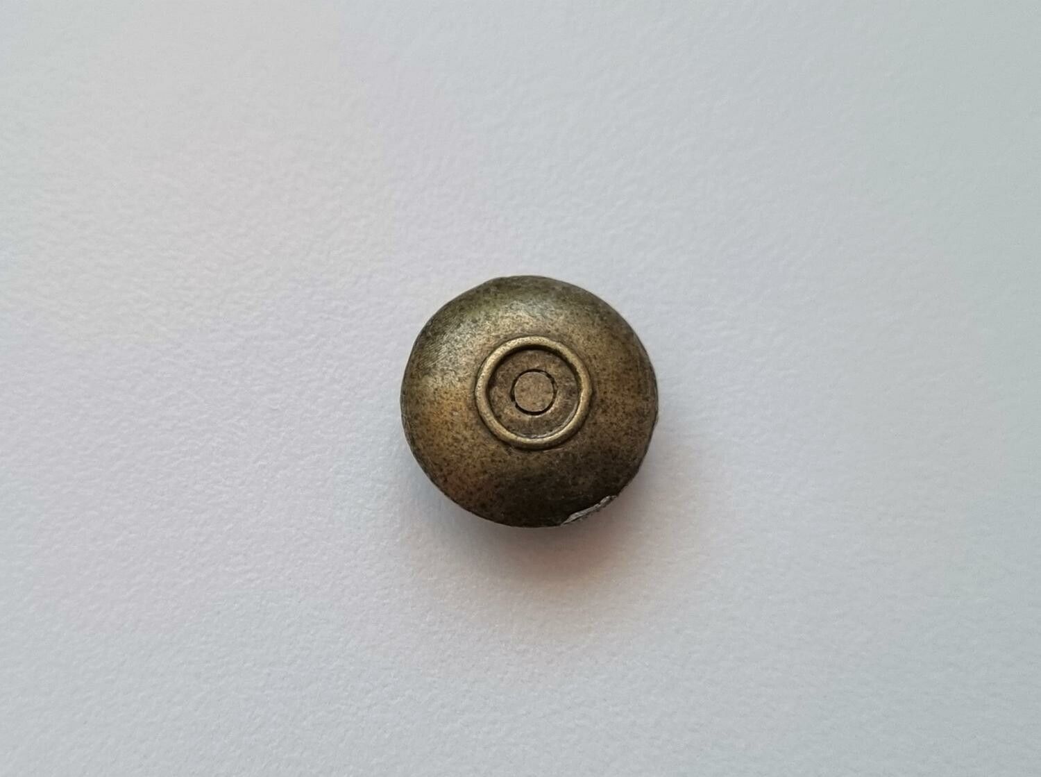 1 st bronsfärgat tefat med kopp. Miniatyr för dockhus / tittskåp