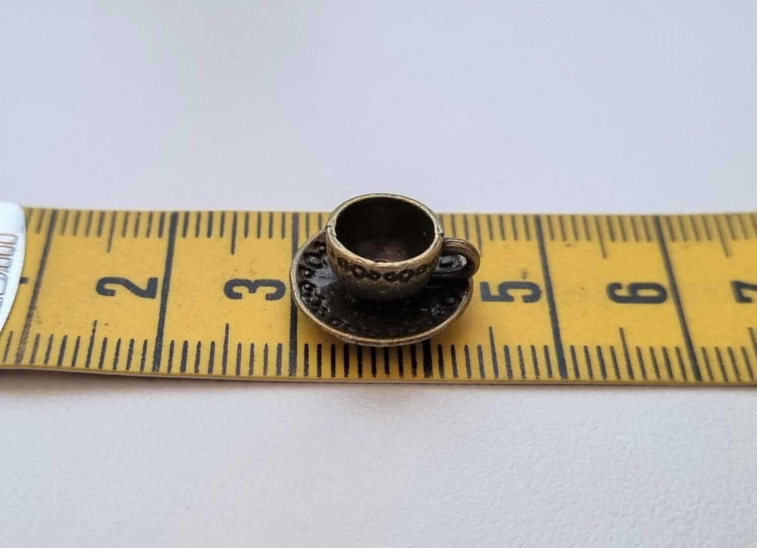 1 st bronsfärgat tefat med kopp. Miniatyr för dockhus / tittskåp