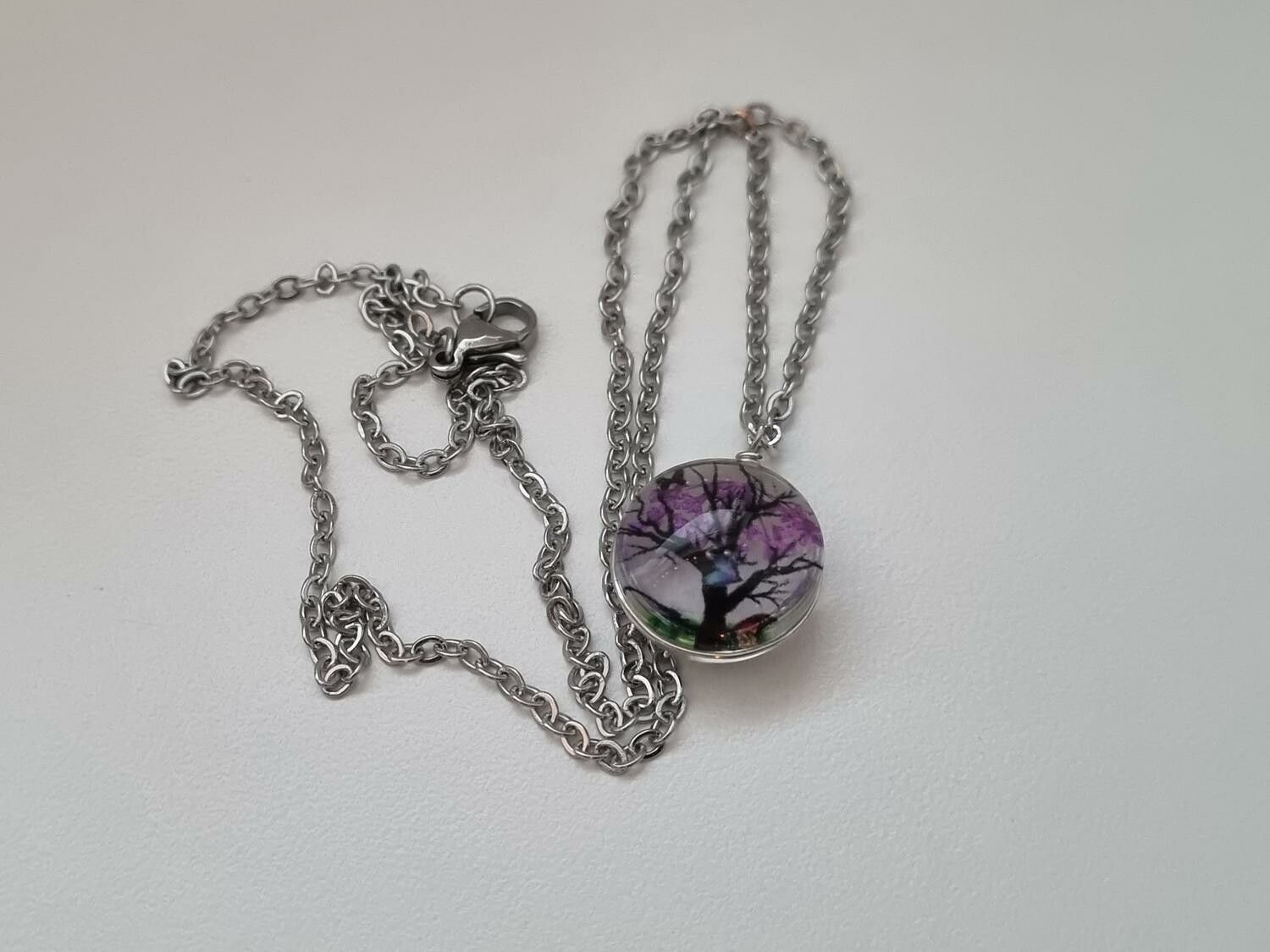 Halsband - Rund glasberlock med ett målat träd inuti (45 cm lång kedja)