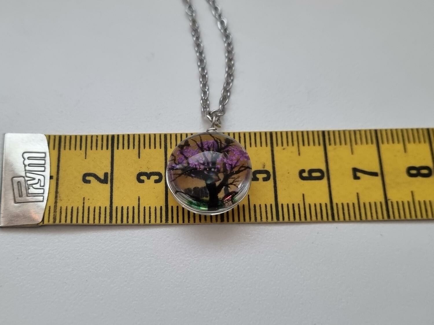 Halsband - Rund glasberlock med ett målat träd inuti (45 cm lång kedja)