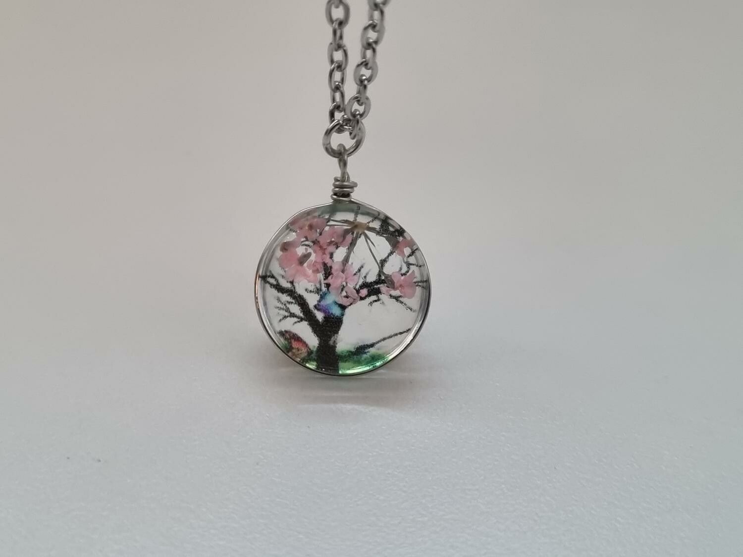 Halsband - Rund glasberlock med ett målat träd inuti (45 cm lång kedja)
