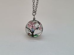 Halsband - Rund glasberlock med ett målat träd inuti (45 cm lång kedja)