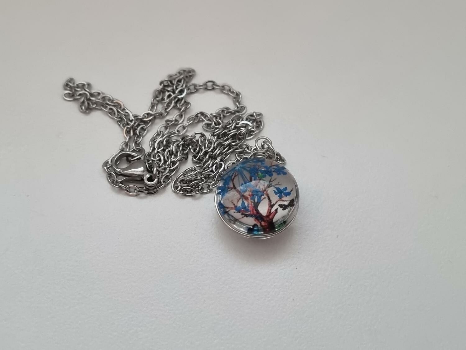 Halsband - Rund glasberlock med ett målat träd inuti (45 cm lång kedja)