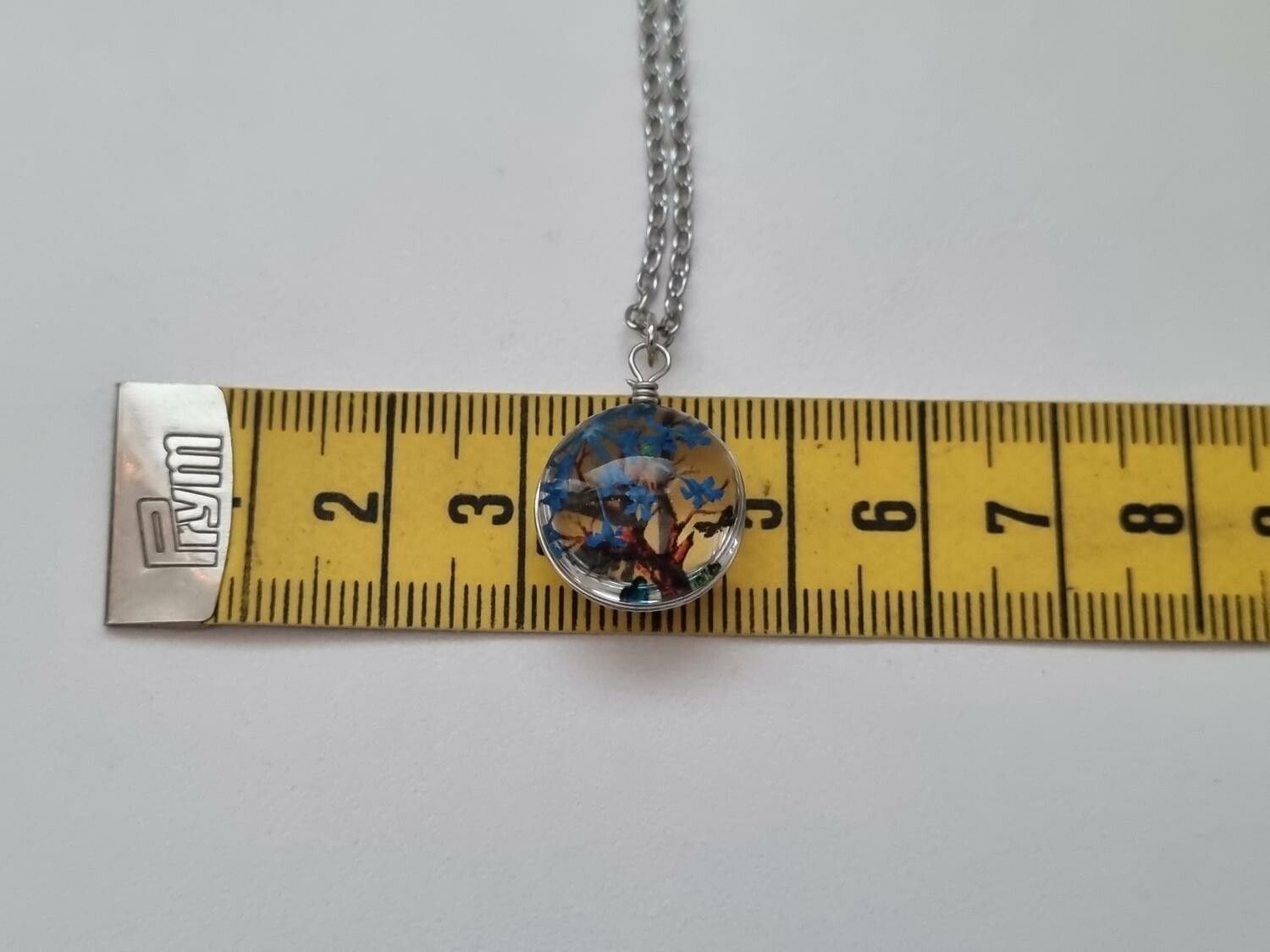 Halsband - Rund glasberlock med ett målat träd inuti (45 cm lång kedja)