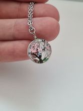 Halsband - Rund glasberlock med ett målat träd inuti (45 cm lång kedja)