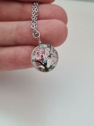 Halsband - Rund glasberlock med ett målat träd inuti (45 cm lång kedja)