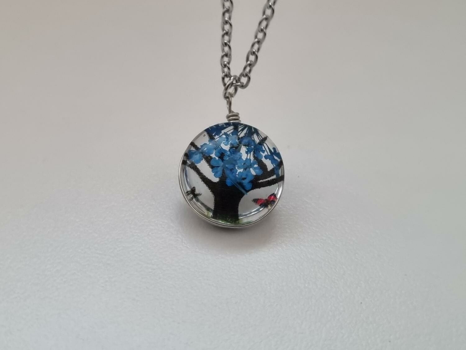 Halsband - Rund glasberlock med ett målat träd inuti (45 cm lång kedja)