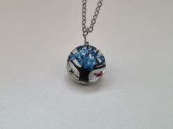 Halsband - Rund glasberlock med ett målat träd inuti (45 cm lång kedja)