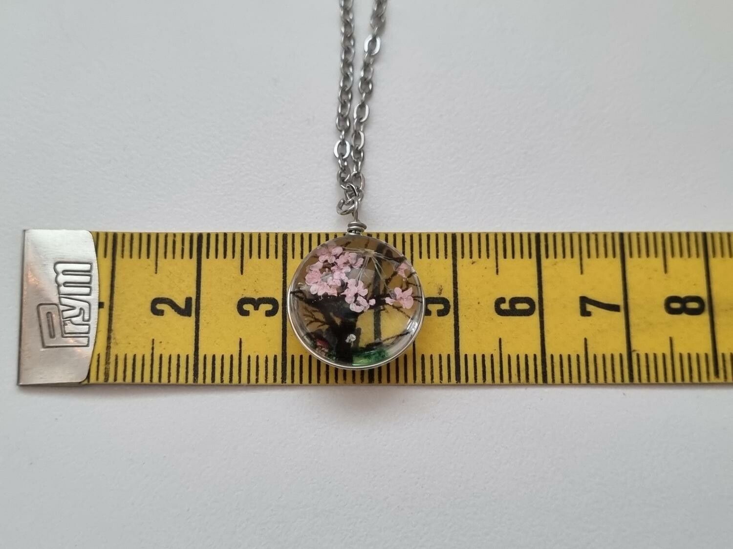 Halsband - Rund glasberlock med ett målat träd inuti (45 cm lång kedja)