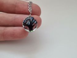Halsband - Rund glasberlock med ett målat träd inuti (45 cm lång kedja)