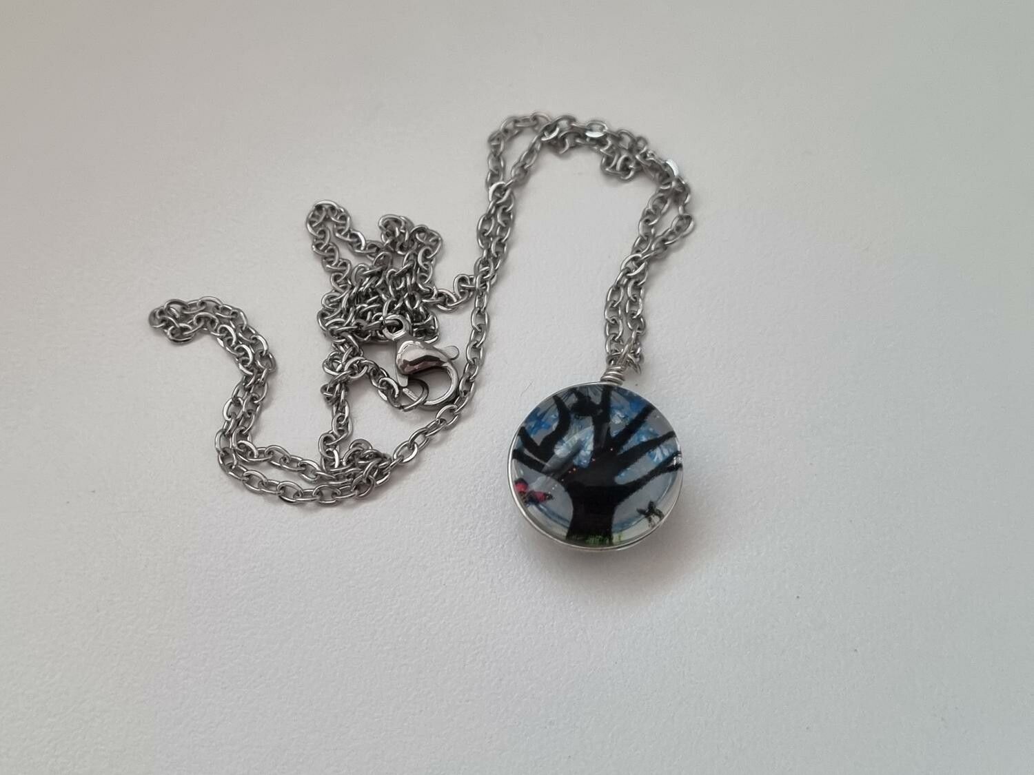 Halsband - Rund glasberlock med ett målat träd inuti (45 cm lång kedja)