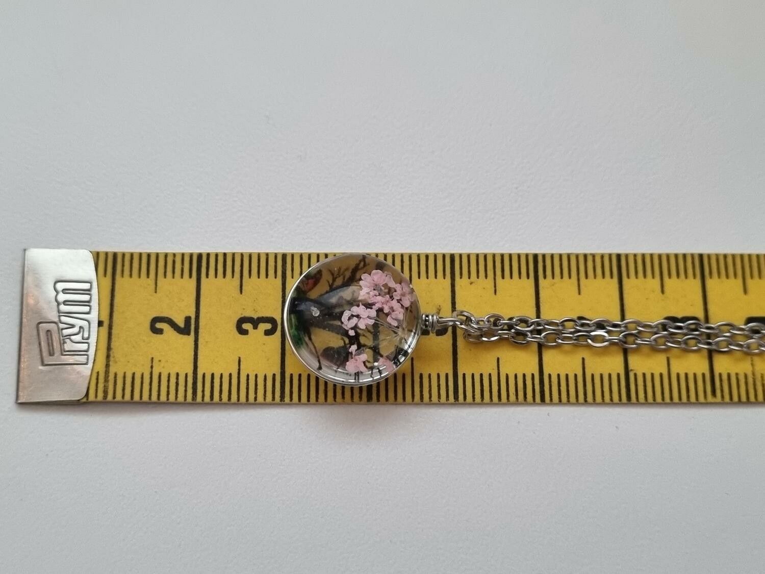 Halsband - Rund glasberlock med ett målat träd inuti (45 cm lång kedja)