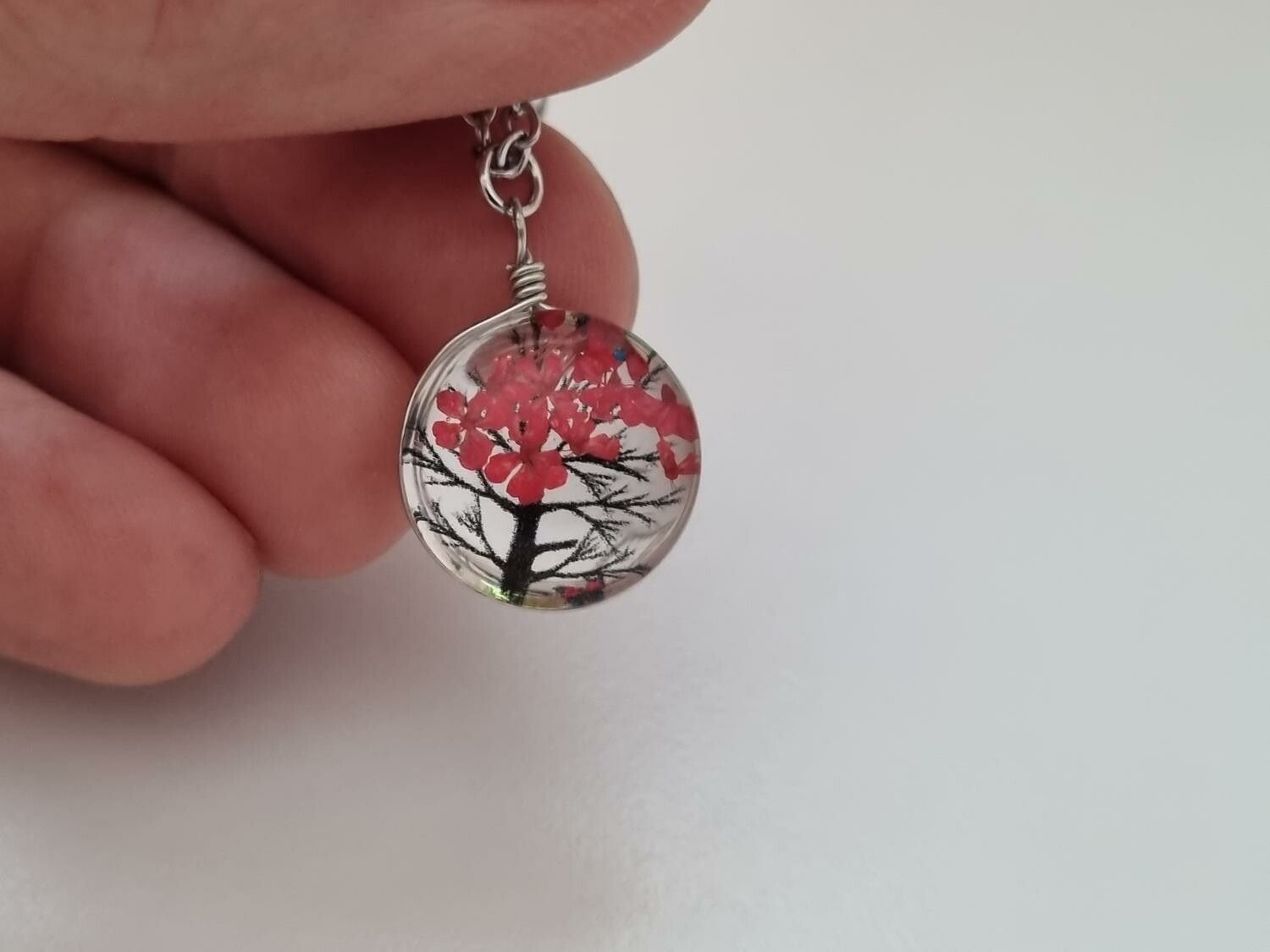 Halsband - Rund glasberlock med ett målat träd inuti (45 cm lång kedja)