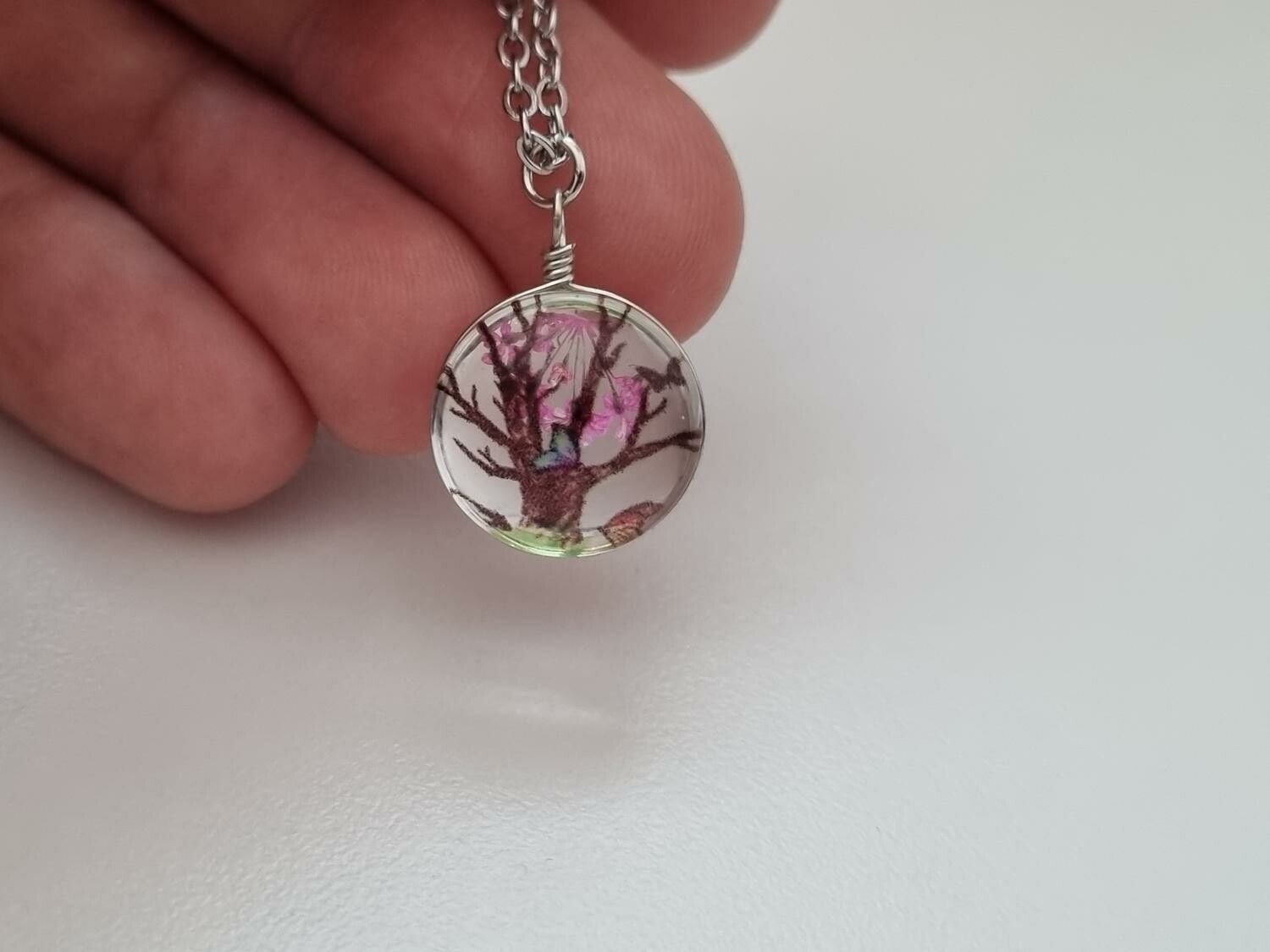 Halsband - Rund glasberlock med ett målat träd inuti (45 cm lång kedja)