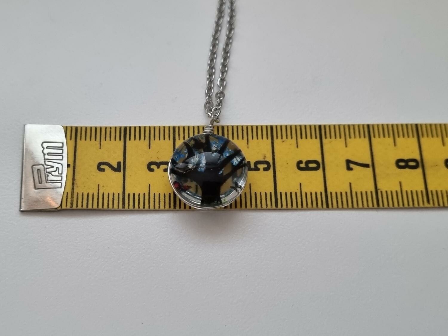 Halsband - Rund glasberlock med ett målat träd inuti (45 cm lång kedja)