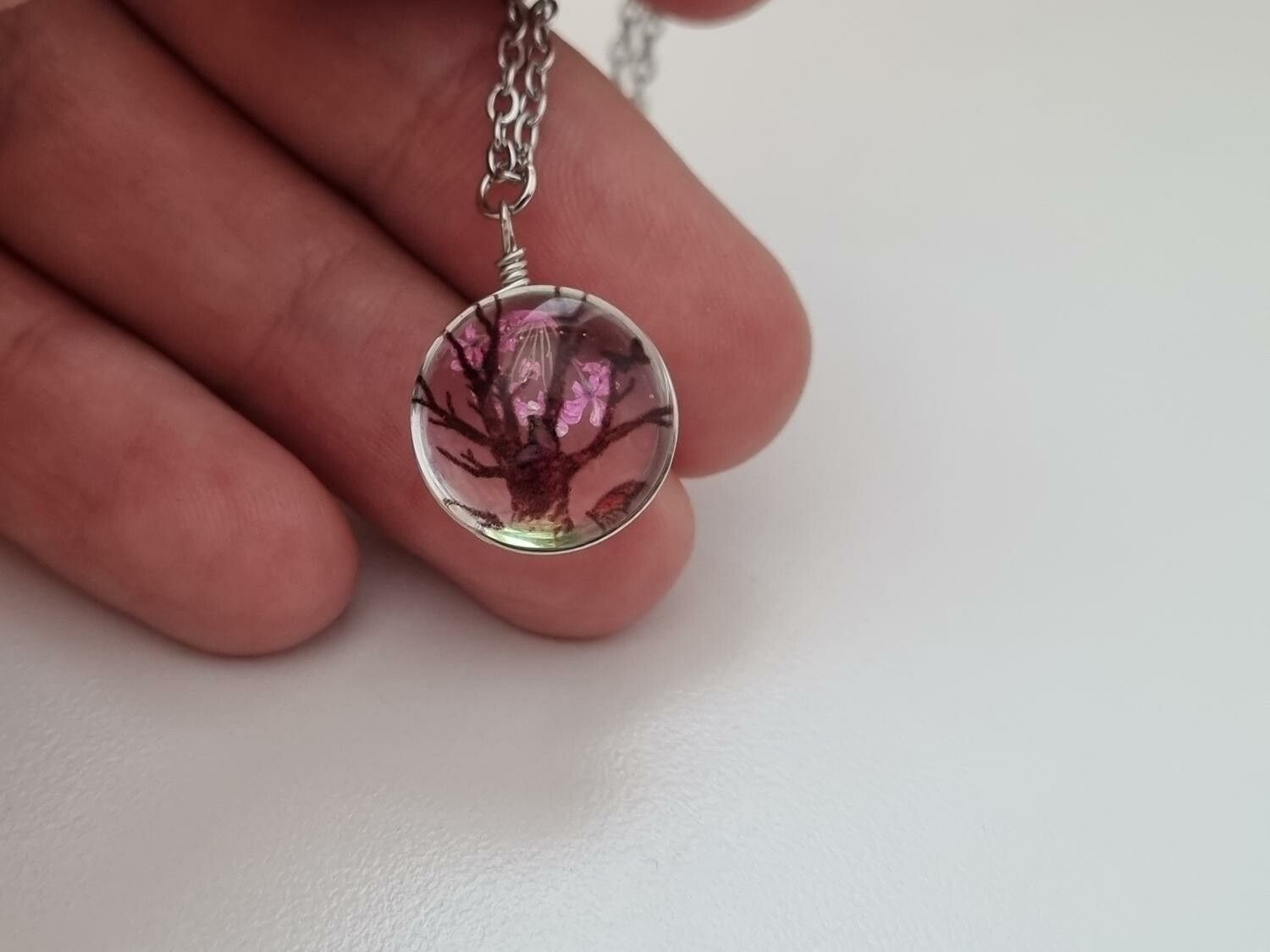 Halsband - Rund glasberlock med ett målat träd inuti (45 cm lång kedja)
