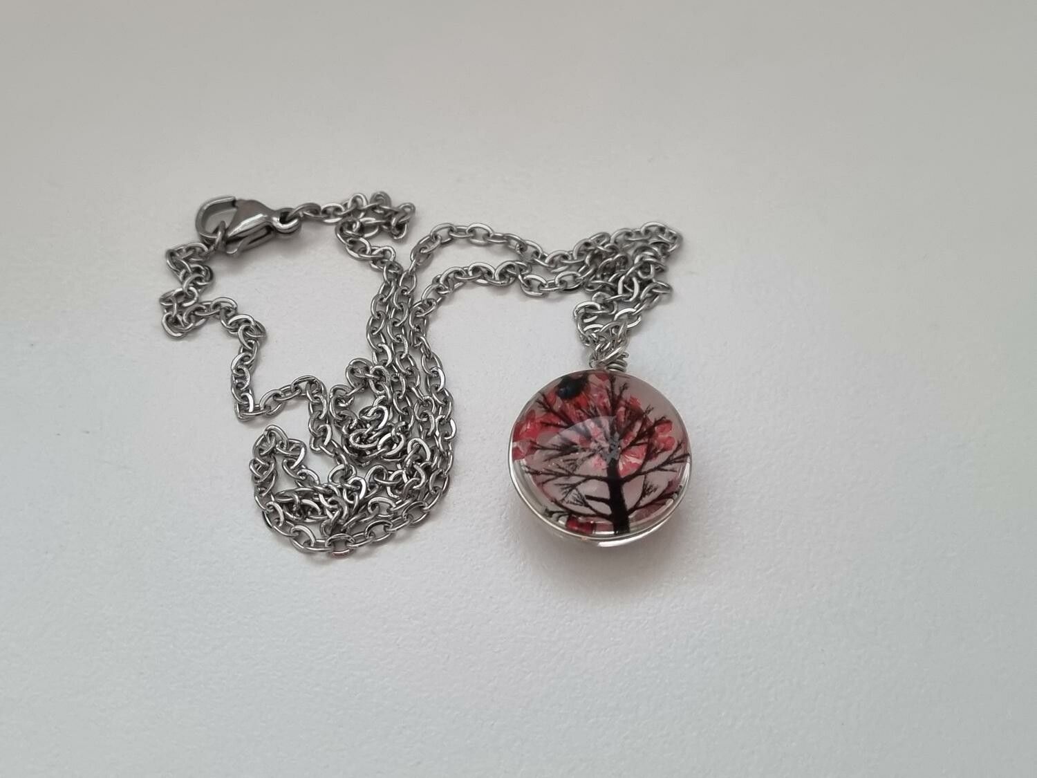 Halsband - Rund glasberlock med ett målat träd inuti (45 cm lång kedja)