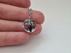 Halsband - Rund glasberlock med ett målat träd inuti (45 cm lång kedja)