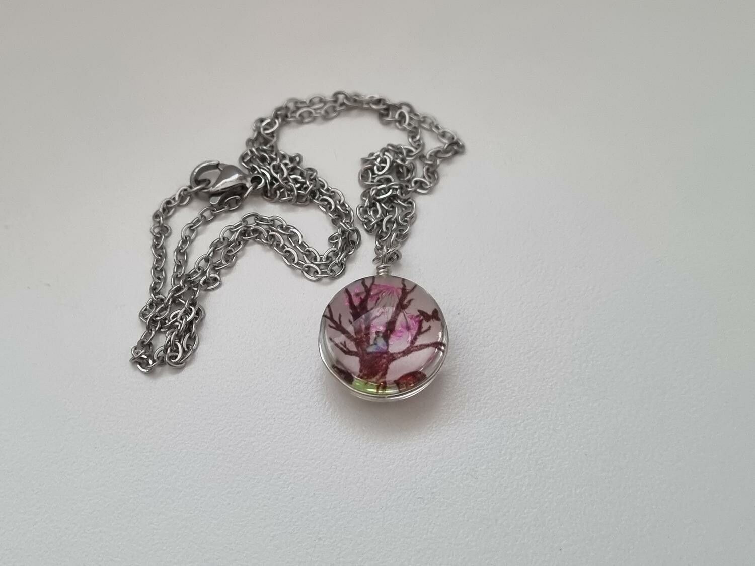 Halsband - Rund glasberlock med ett målat träd inuti (45 cm lång kedja)