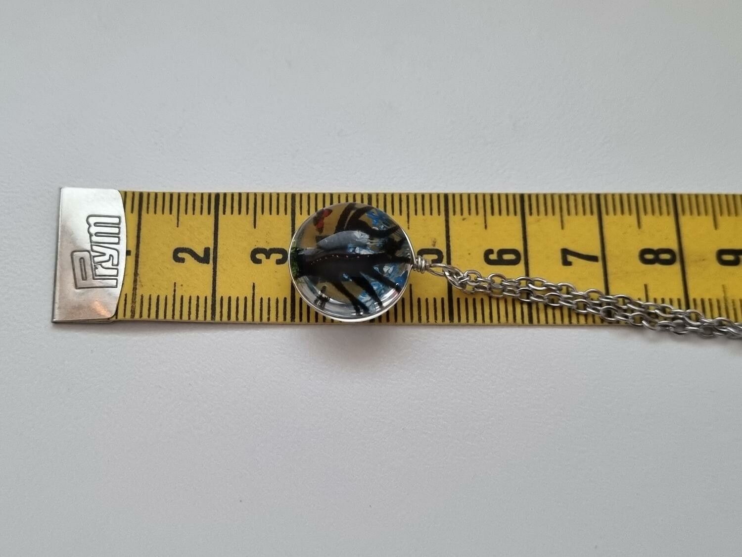 Halsband - Rund glasberlock med ett målat träd inuti (45 cm lång kedja)