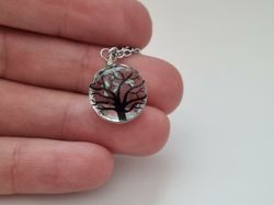 Halsband - Rund glasberlock med ett målat träd inuti (45 cm lång kedja)