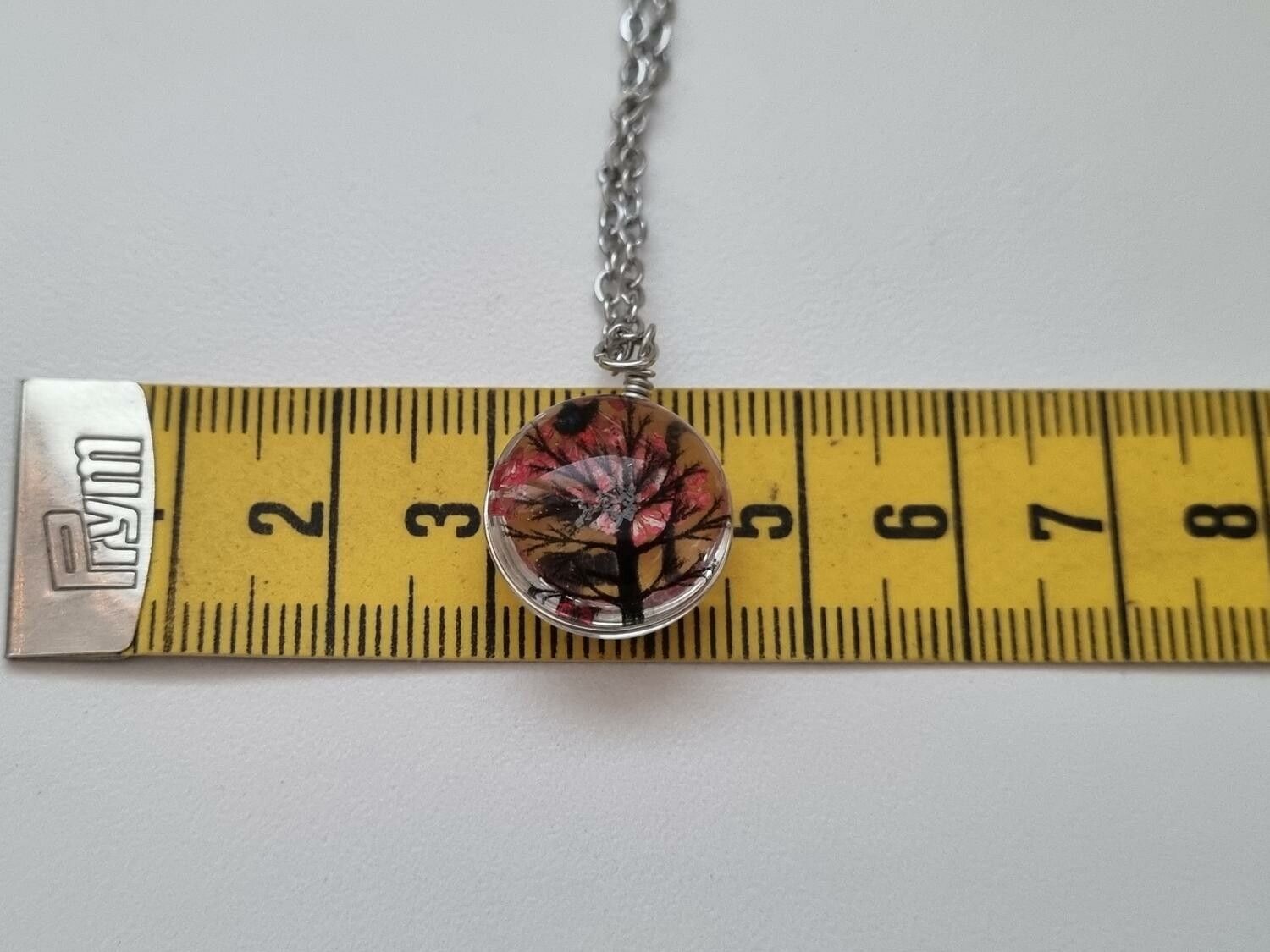 Halsband - Rund glasberlock med ett målat träd inuti (45 cm lång kedja)