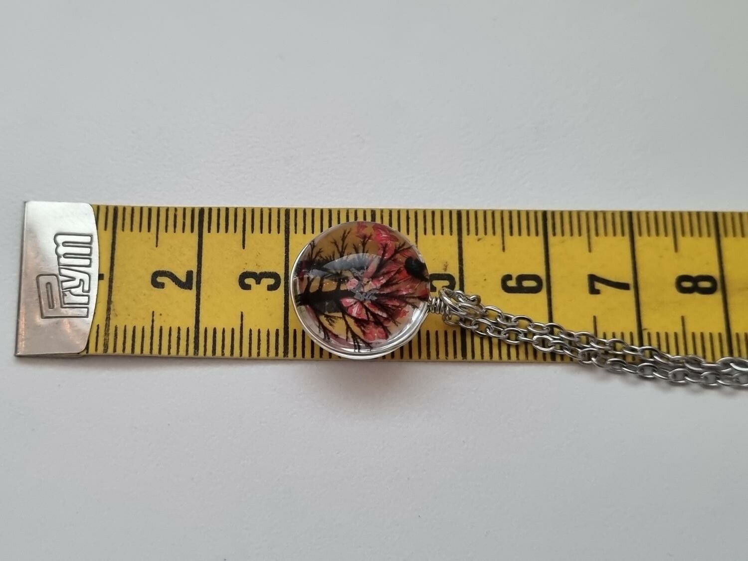 Halsband - Rund glasberlock med ett målat träd inuti (45 cm lång kedja)