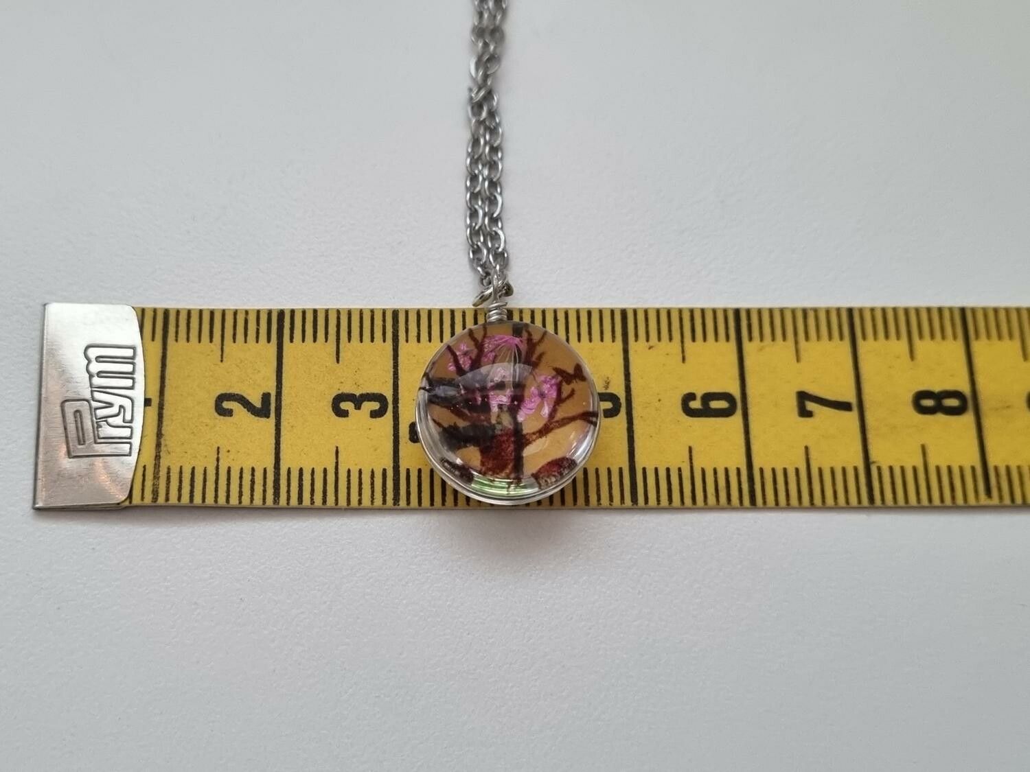 Halsband - Rund glasberlock med ett målat träd inuti (45 cm lång kedja)