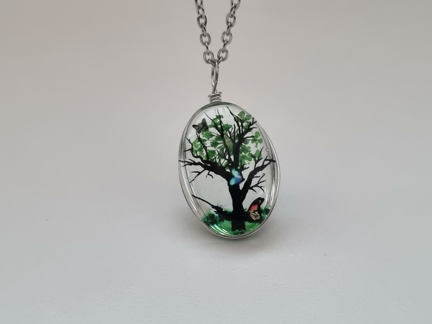 Halsband med oval berlock