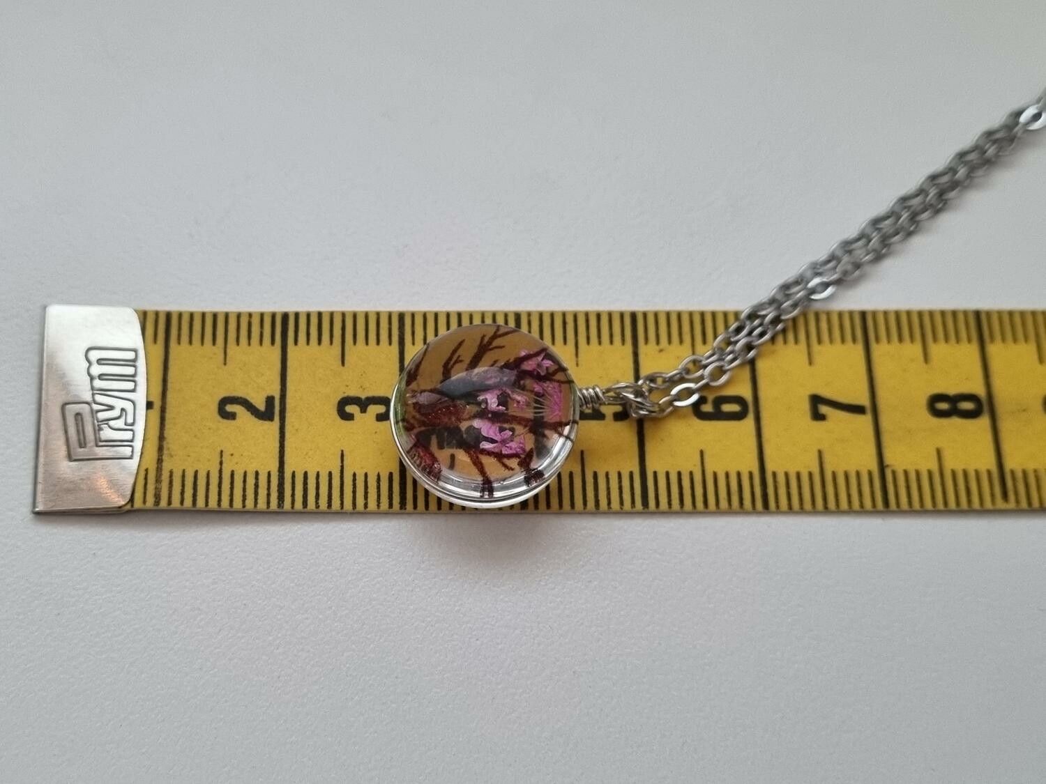 Halsband - Rund glasberlock med ett målat träd inuti (45 cm lång kedja)