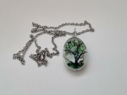 Halsband med oval berlock