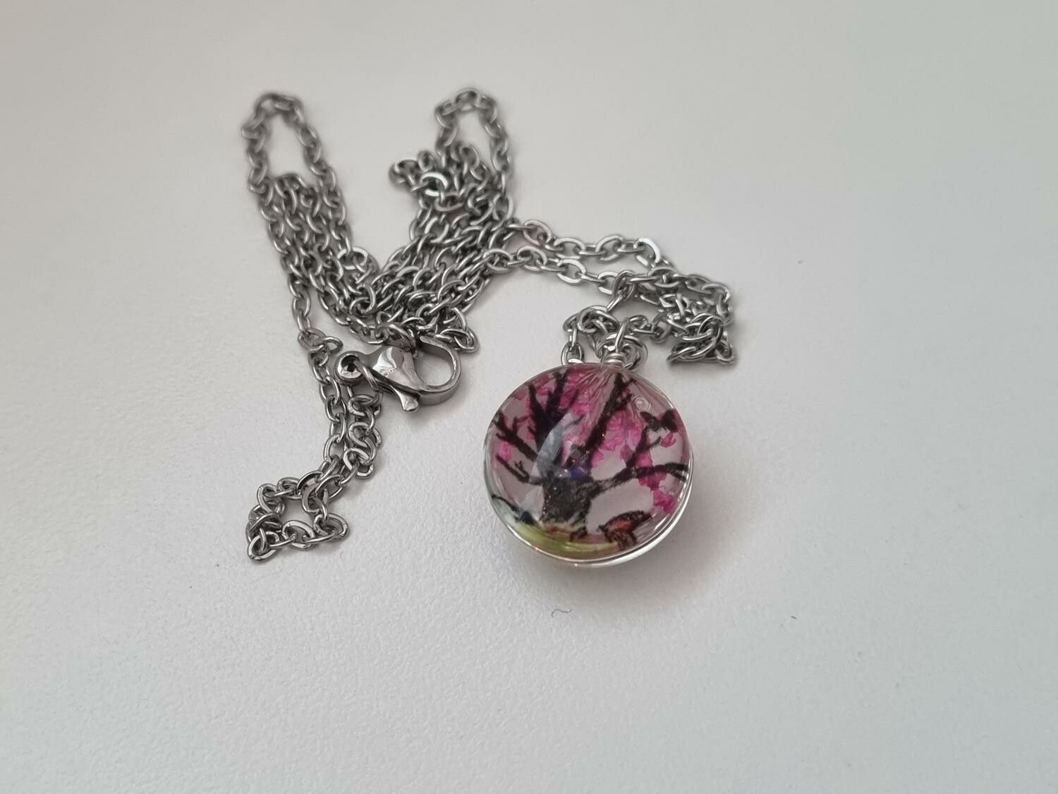 Halsband - Rund glasberlock med ett målat träd inuti (45 cm lång kedja)