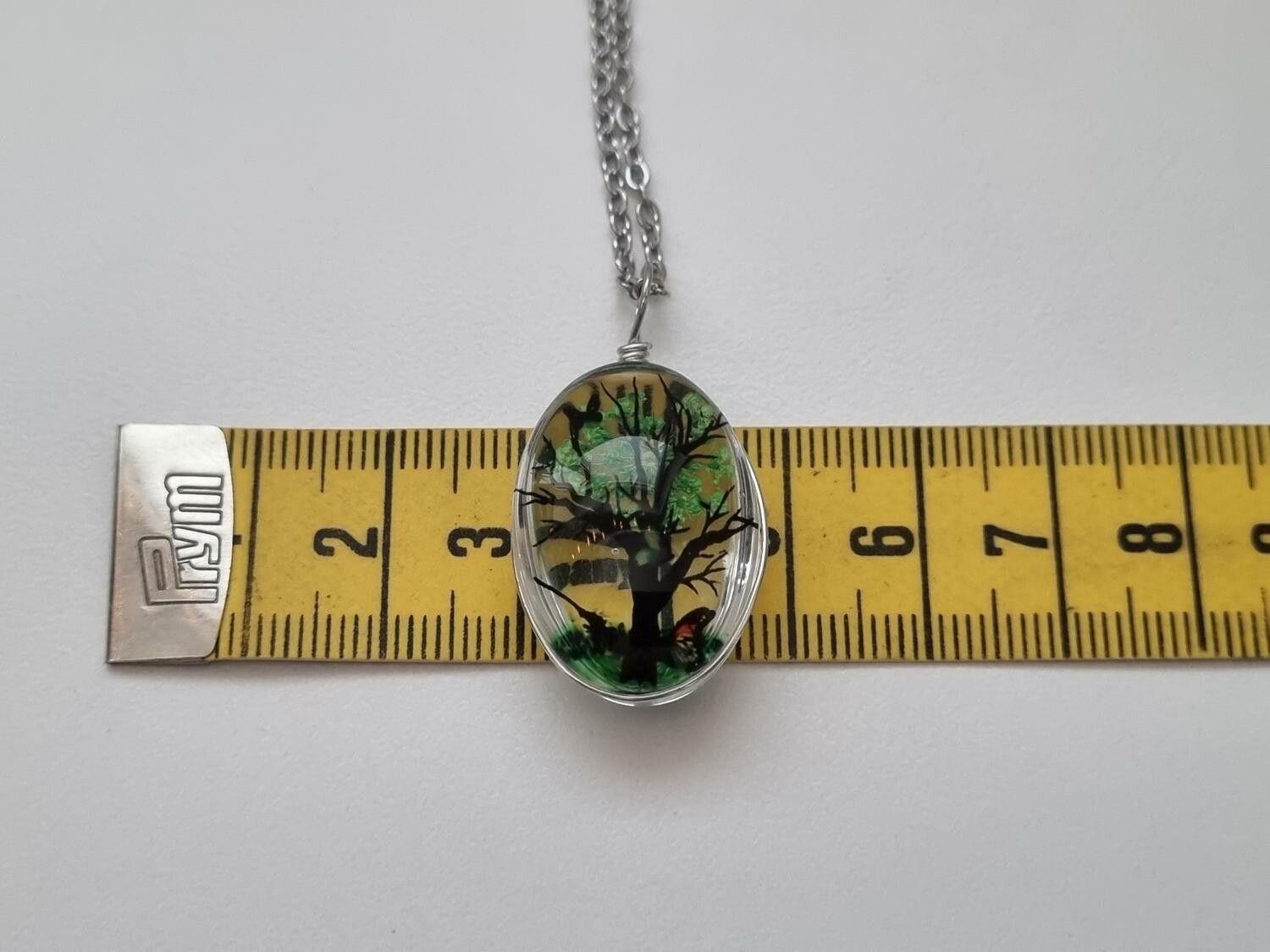 Halsband med oval berlock