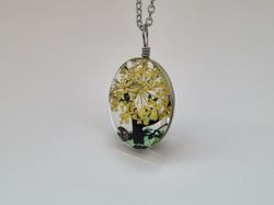 Halsband - Oval glasberlock med ett målat träd inuti (45 cm lång kedja)