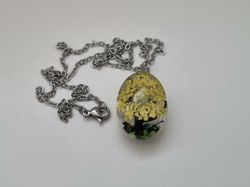 Halsband - Oval glasberlock med ett målat träd inuti (45 cm lång kedja)