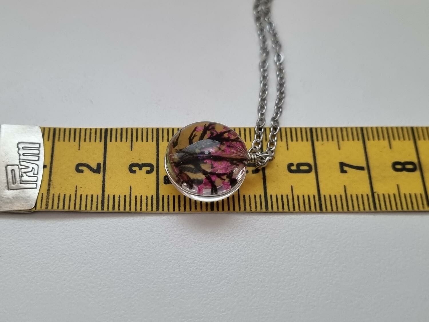 Halsband - Rund glasberlock med ett målat träd inuti (45 cm lång kedja)