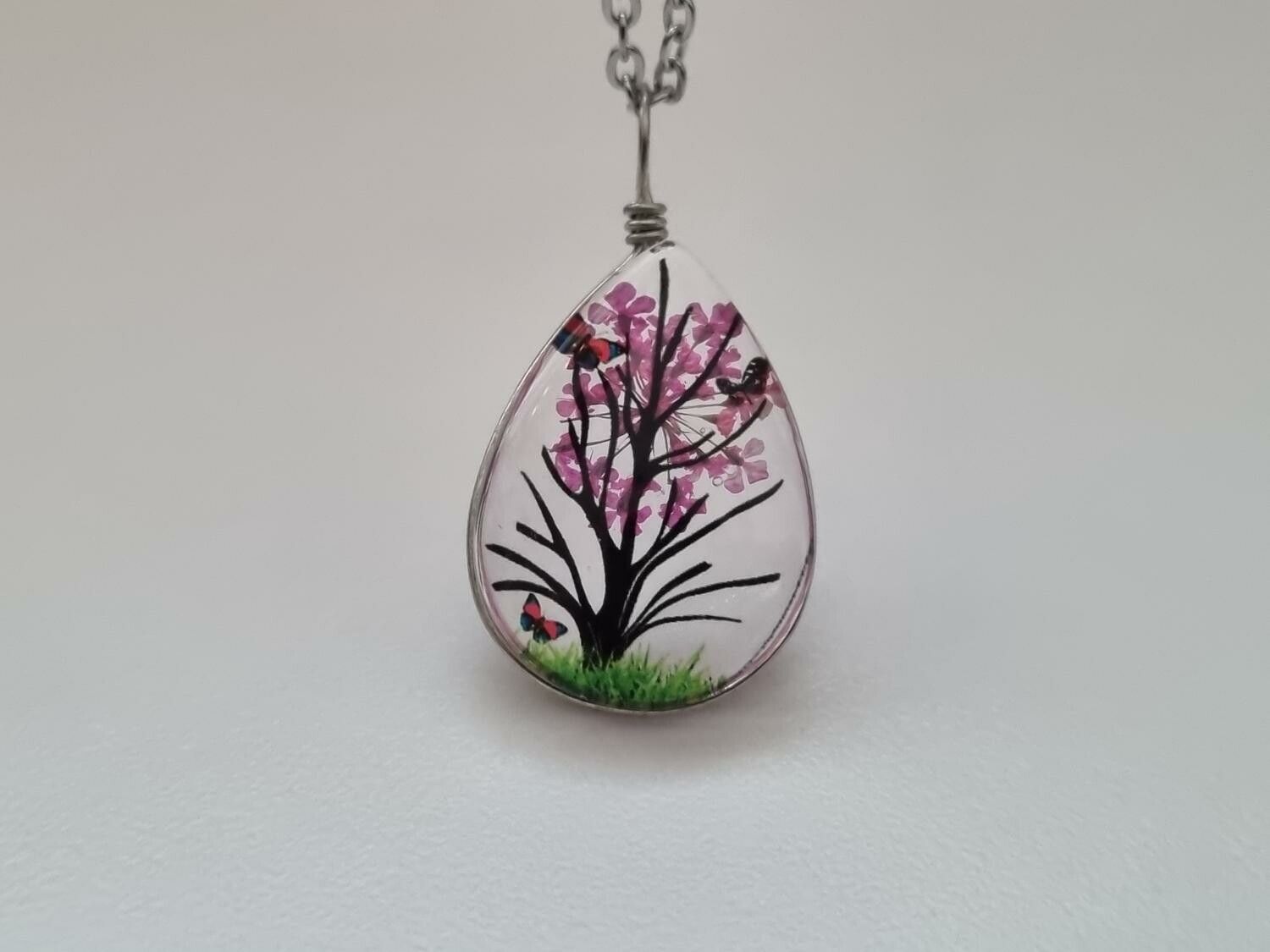 Halsband - Oval glasberlock med ett målat träd inuti (45 cm lång kedja)