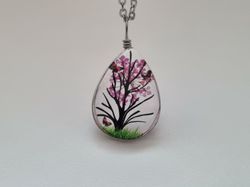 Halsband - Oval glasberlock med ett målat träd inuti (45 cm lång kedja)