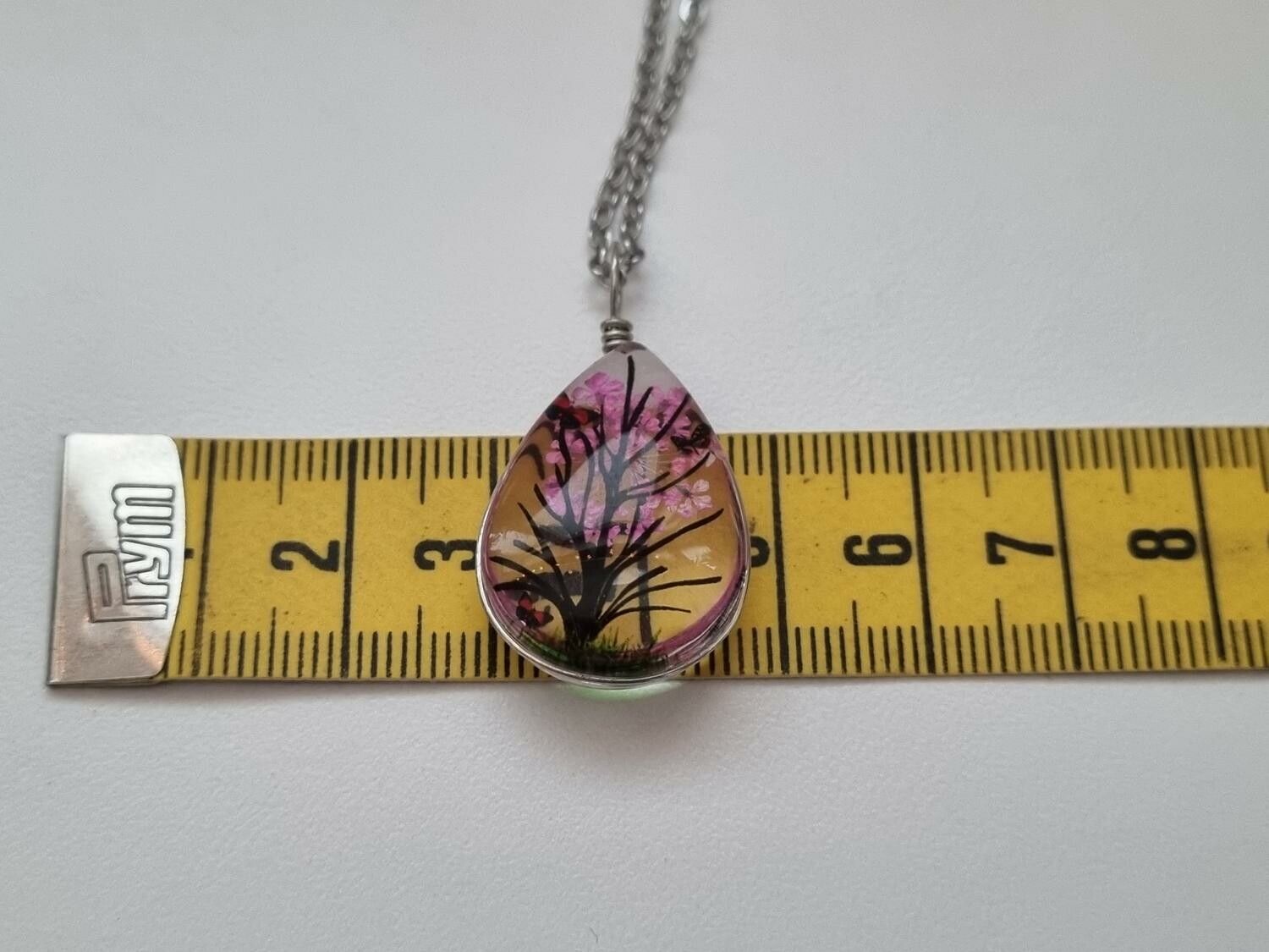 Halsband - Oval glasberlock med ett målat träd inuti (45 cm lång kedja)