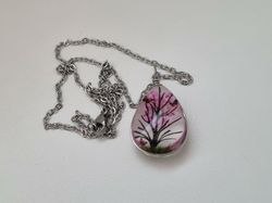 Halsband - Oval glasberlock med ett målat träd inuti (45 cm lång kedja)