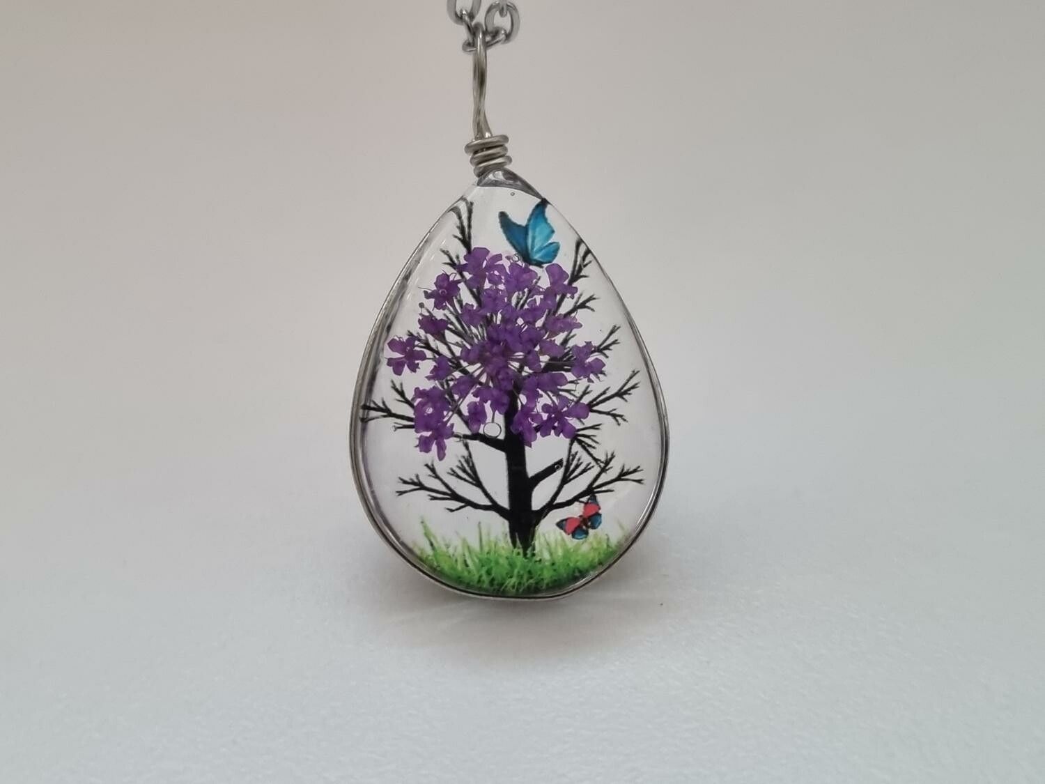 Halsband - Oval glasberlock med ett målat träd inuti (45 cm lång kedja)
